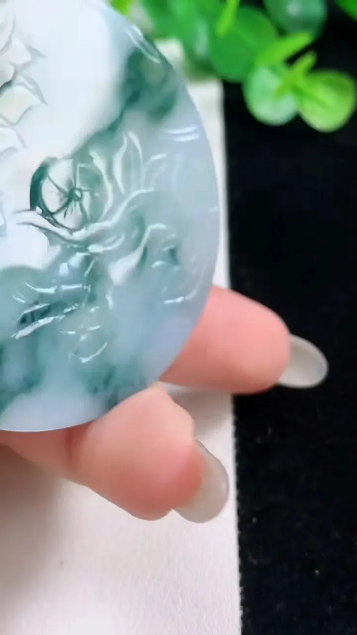 天然A货翡翠冰种飘花大势至菩萨吊坠，尺寸52.5-4.9，重量:32.32g
10月23日