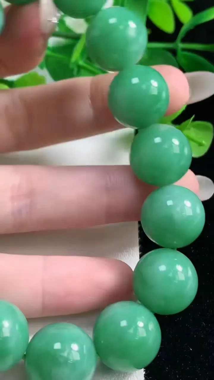 天然A货翡翠圆珠手串，尺寸14.5-15颗，重量:74.93g10月23日
工厂直销收藏佳品,种好水足，色泽均匀，有种有色，上手高大气！