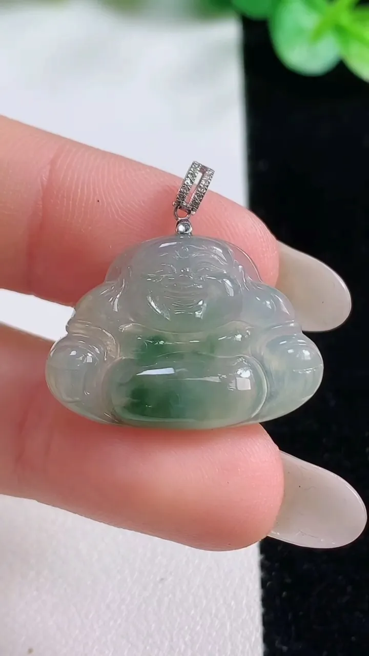 天然A货翡翠种飘花佛公吊坠，尺寸17.6-24.6-4，重量:3.04g
10月23日