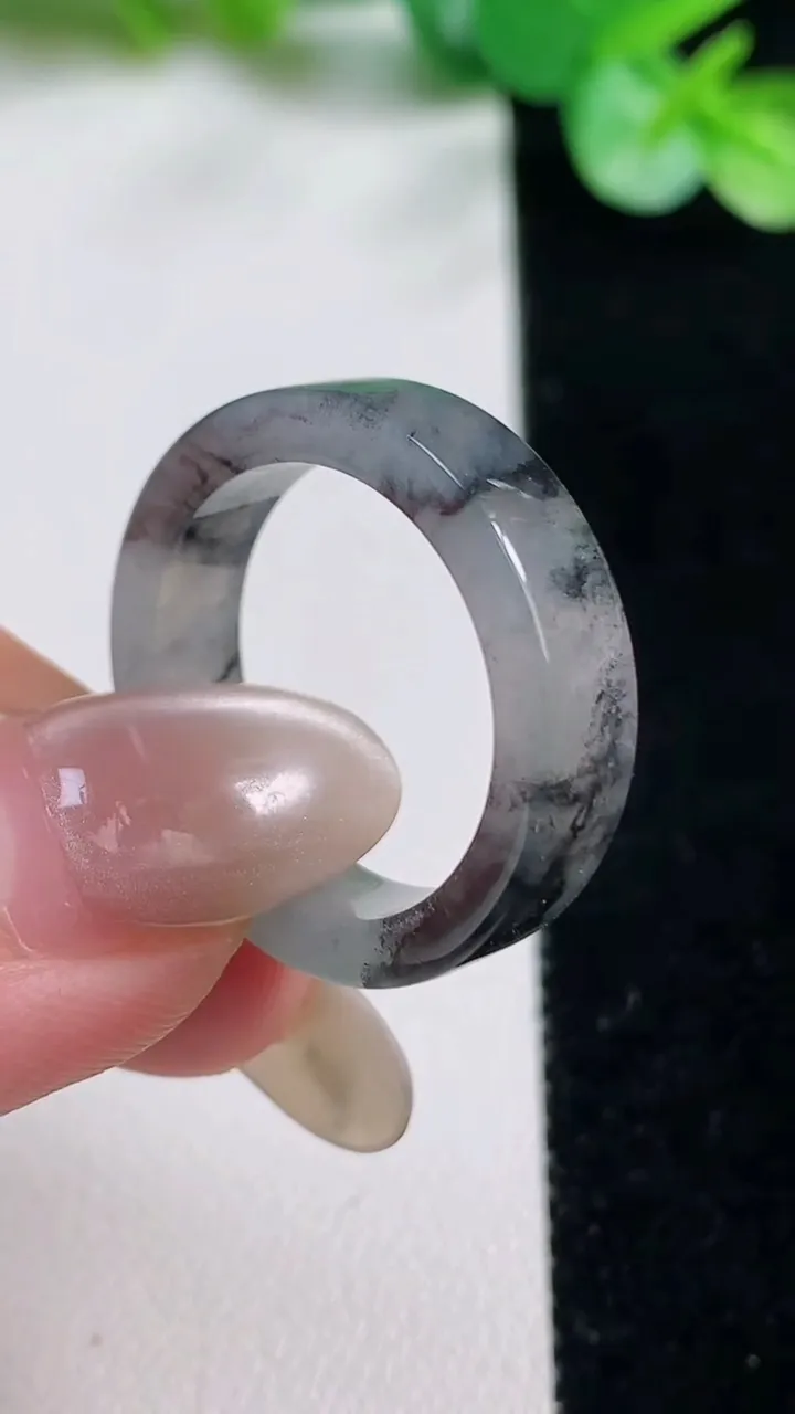 天然A货翡翠冰种乌鸡种指环戒指，尺寸19.7-5.6-2.9，重量:4.50g2025年10月23日
工厂直销收藏佳品,种好水足，色泽均匀，有种有色，上手高大气！