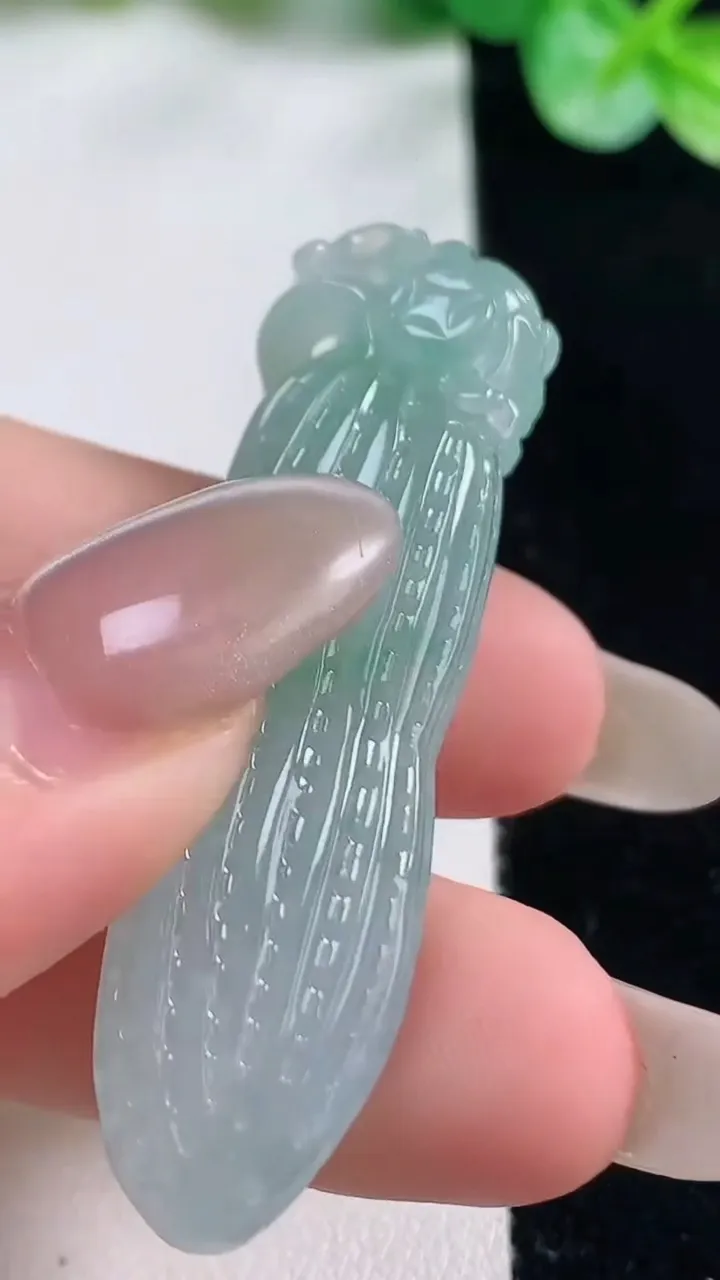 天然A货翡翠花生吊坠，尺寸50.4-13.3-10，重量:14.39g
10月23日
