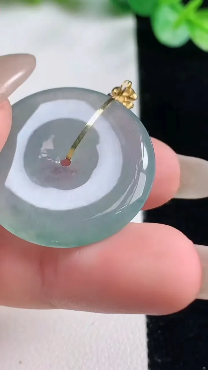 天然A货翡翠种飘花平安扣吊坠，尺寸28.2-4.6，重量:8.35g
10月23日