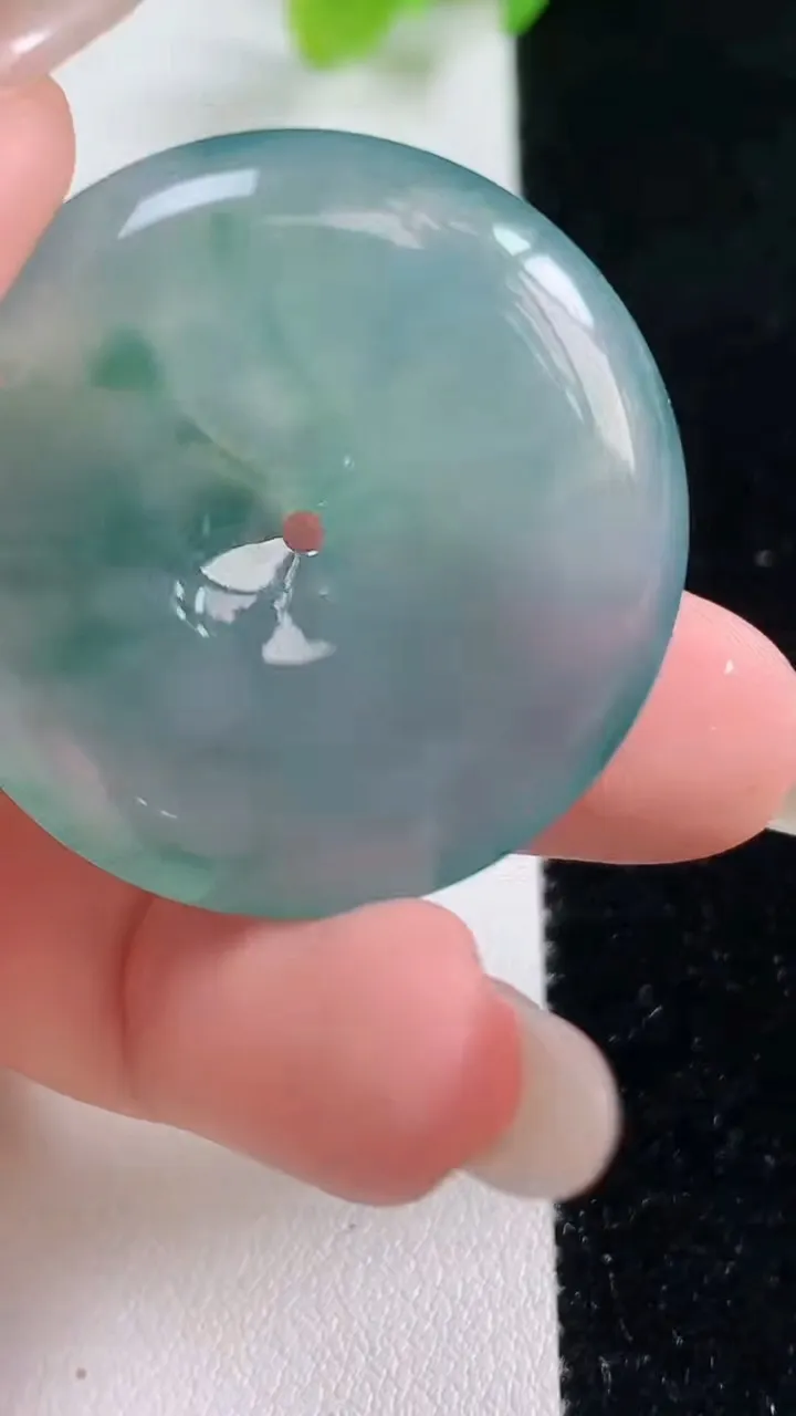 天然A货翡翠种飘花平安扣吊坠，尺寸34.2-6，重量:15.30g
10月23日