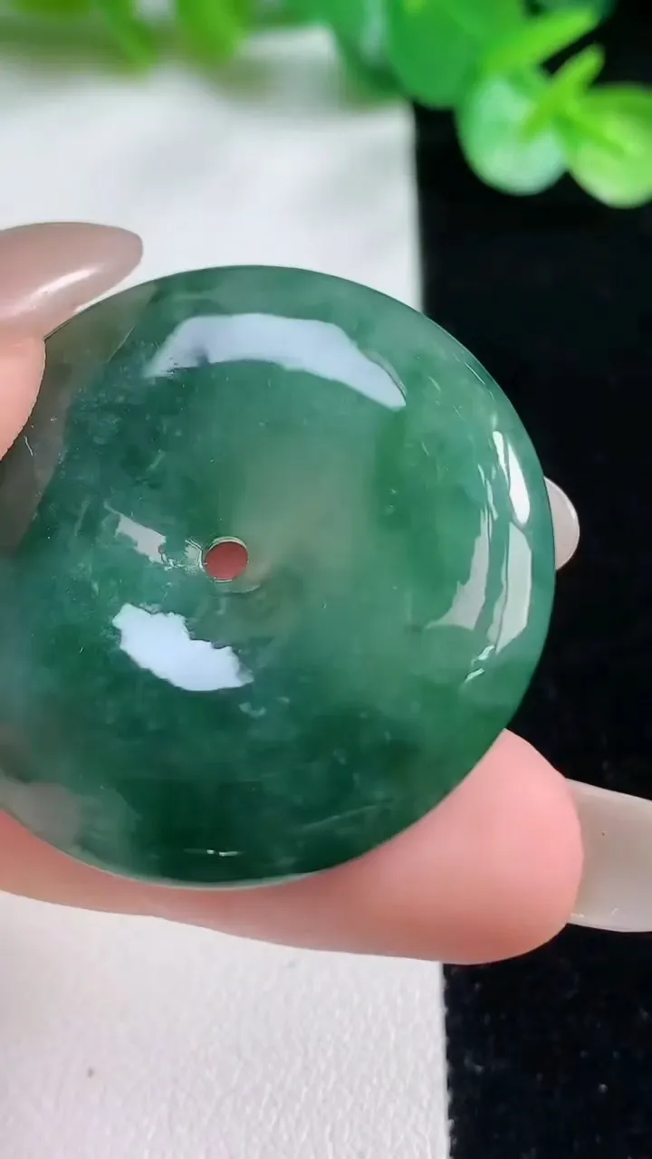 天然A货翡翠平安扣吊坠，尺寸35.8-6.2，重量:16.45g
10月23日