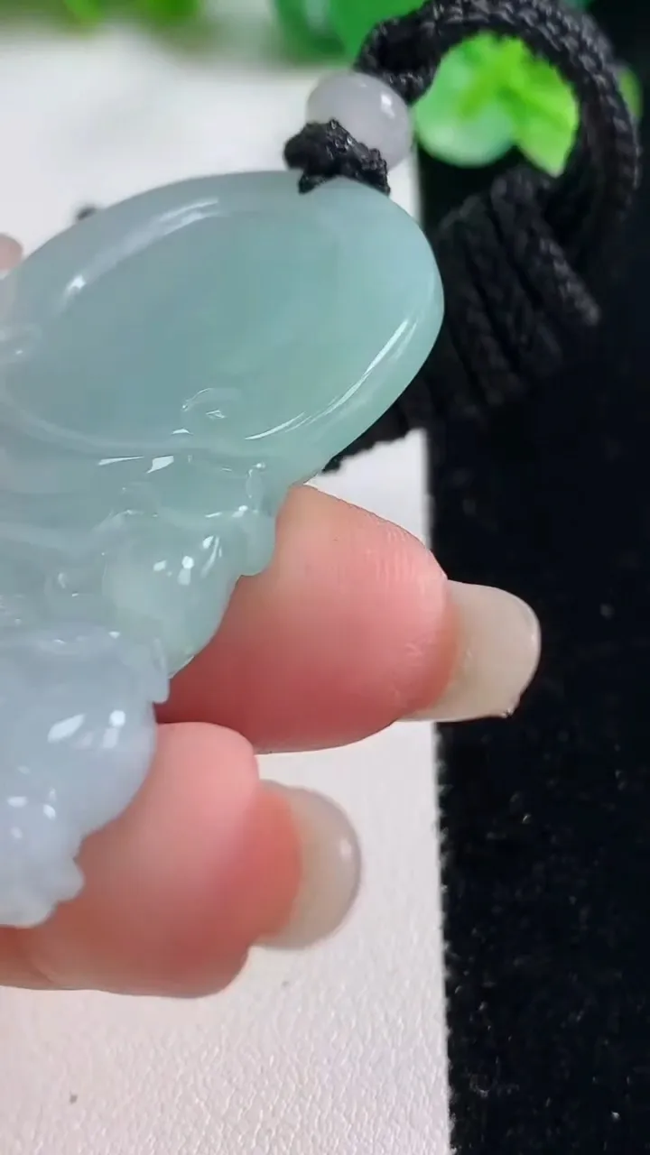 天然A货翡翠虚空藏菩萨吊坠，尺寸50.4-33.5-10，重量:35.42g
10月23日