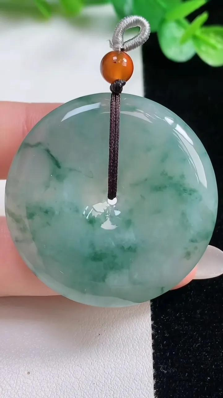天然A货翡翠冰种飘花平安扣吊坠，尺寸39.6-6.6，重量:22.95g
10月23日