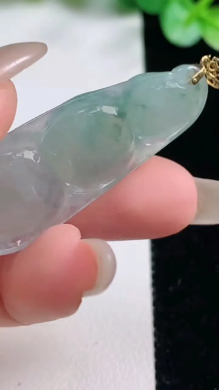 天然A货翡翠种飘花福豆吊坠，尺寸43-18.7-6.4，重量:7.43g
10月23日