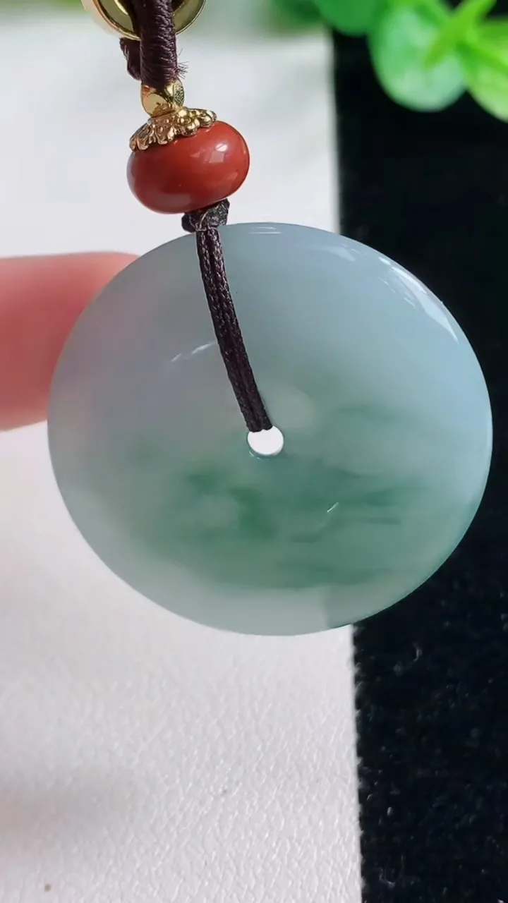 天然A货翡翠冰种飘花平安扣吊坠，尺寸31.8-5.4，重量:15.03g
10月23日