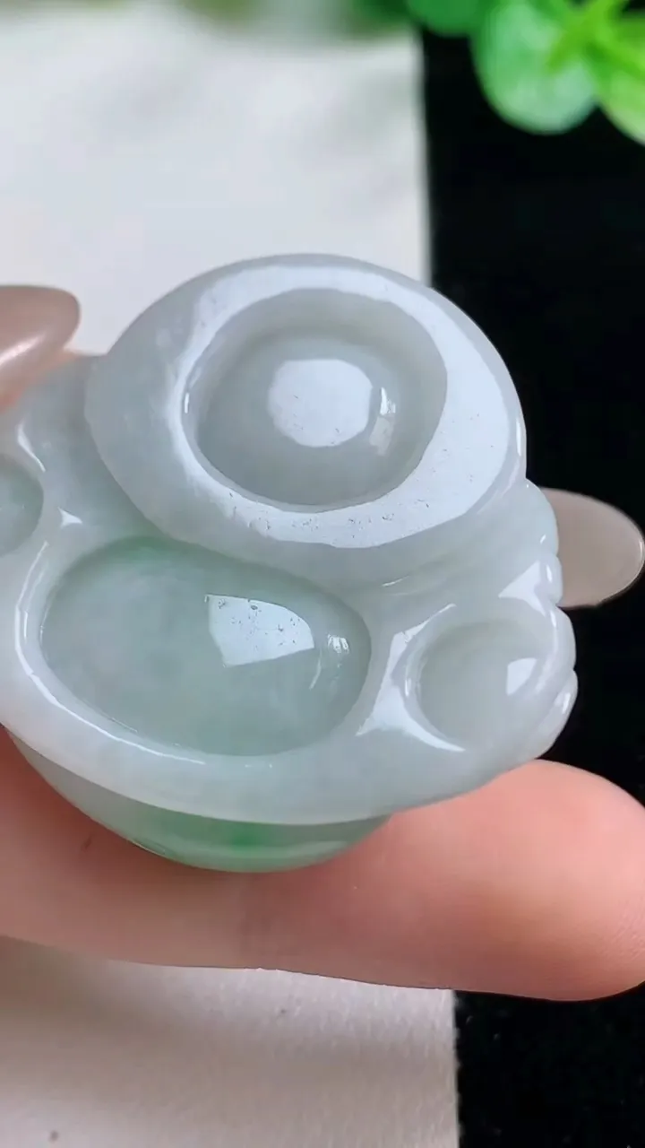天然A货翡翠佛公吊坠，尺寸31.3-36.7-12.7，重量:22.75g
10月23日