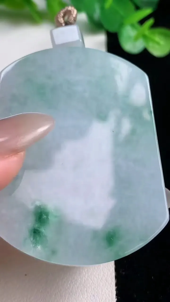 天然A货翡翠冰种飘花无事牌吊坠，尺寸54.3-46-7.2，重量:44.12g
10月23日