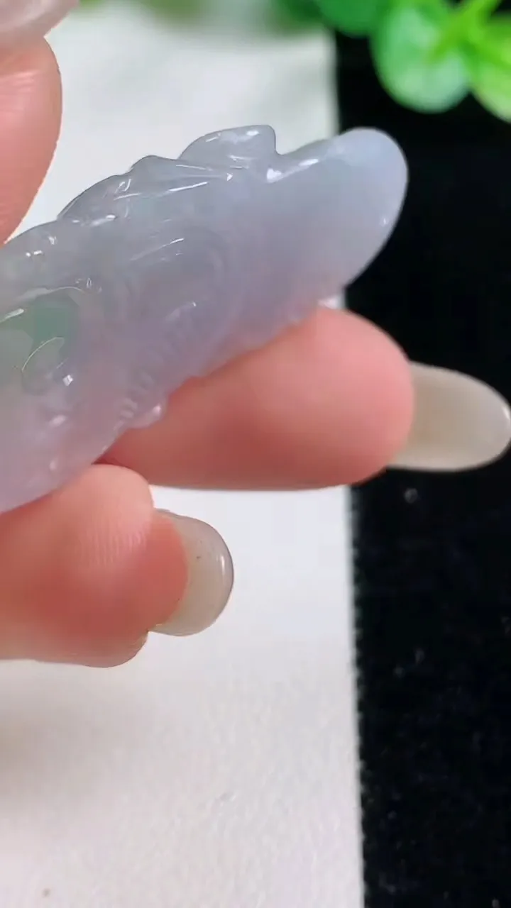 天然A货翡翠和和美美 荷花吊坠，尺寸38.8-24.2-7，重量:11.34g
10月23日