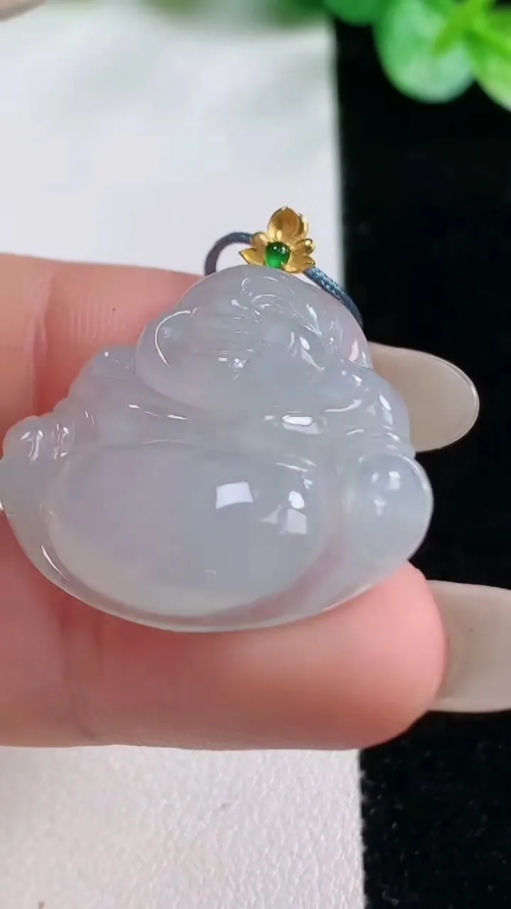 天然A货翡翠种白冰佛公吊坠，尺寸25.6-28-6.3，重量:6.68g
10月23日