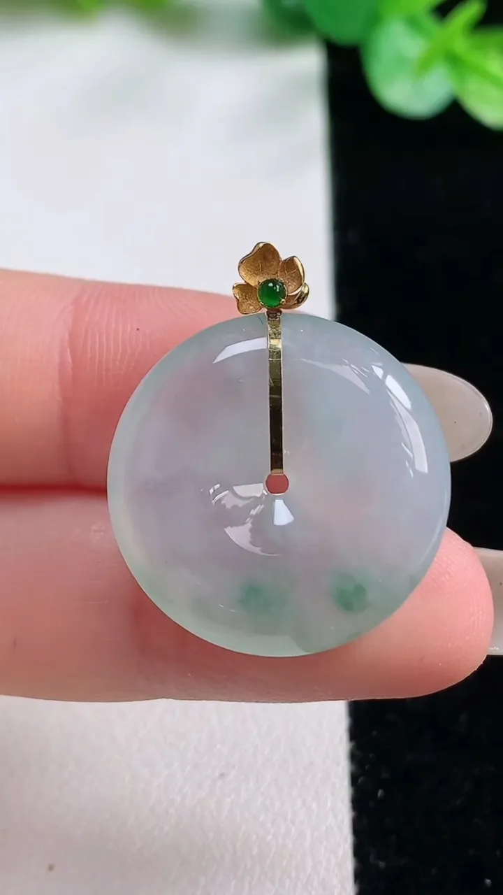天然A货翡翠种飘花平安扣吊坠，尺寸22.7-5.7，重量:6.18g
10月23日