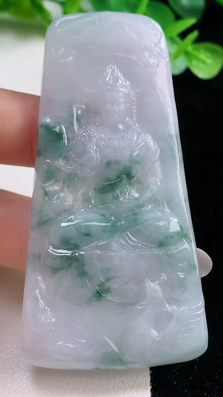 天然A货翡翠冰种飘花观音菩萨吊坠，尺寸73.8-37.2-5.6，重量:32.00g
10月23日