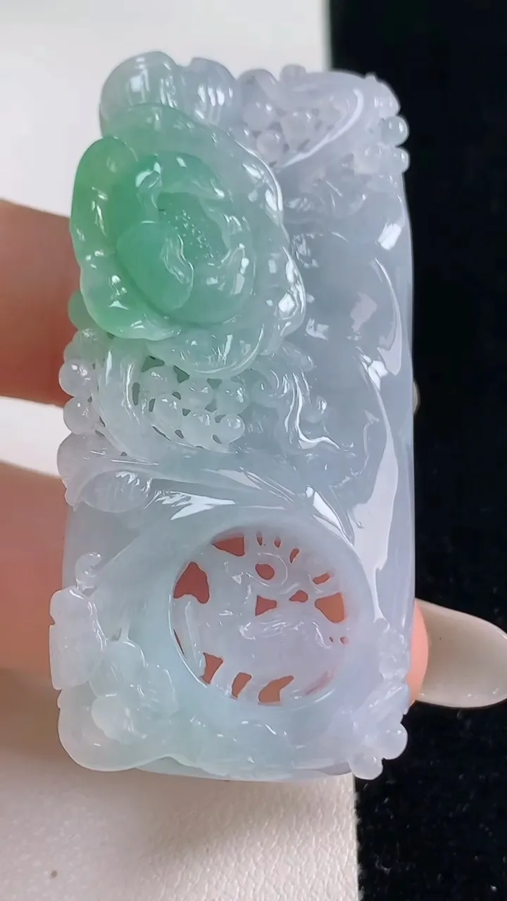 天然A货翡翠梅花鹿吊坠，尺寸54.2-26-11，重量:32.39g
10月23日