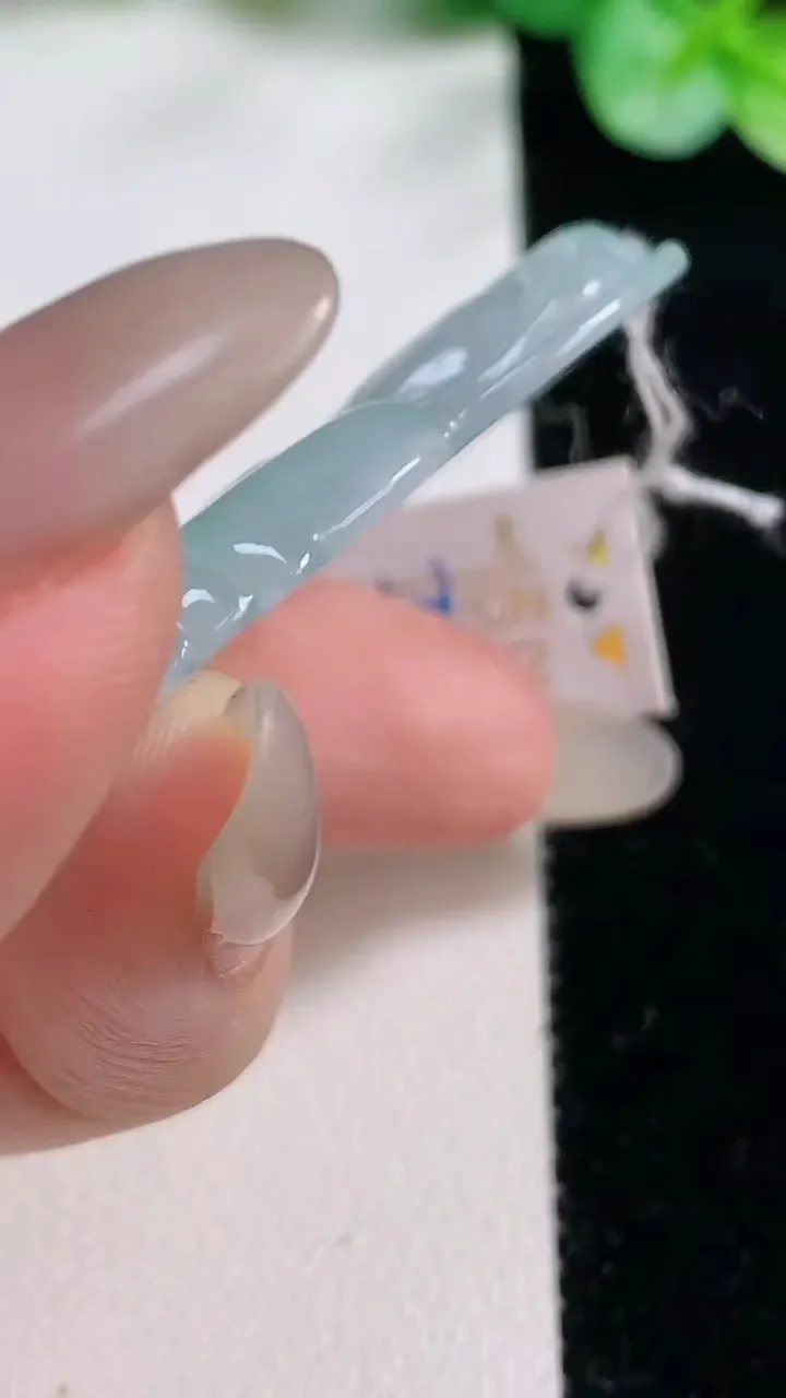 天然A货翡翠观音菩萨吊坠，尺寸52.5-24.7-5.6，重量:16.50g
10月23日