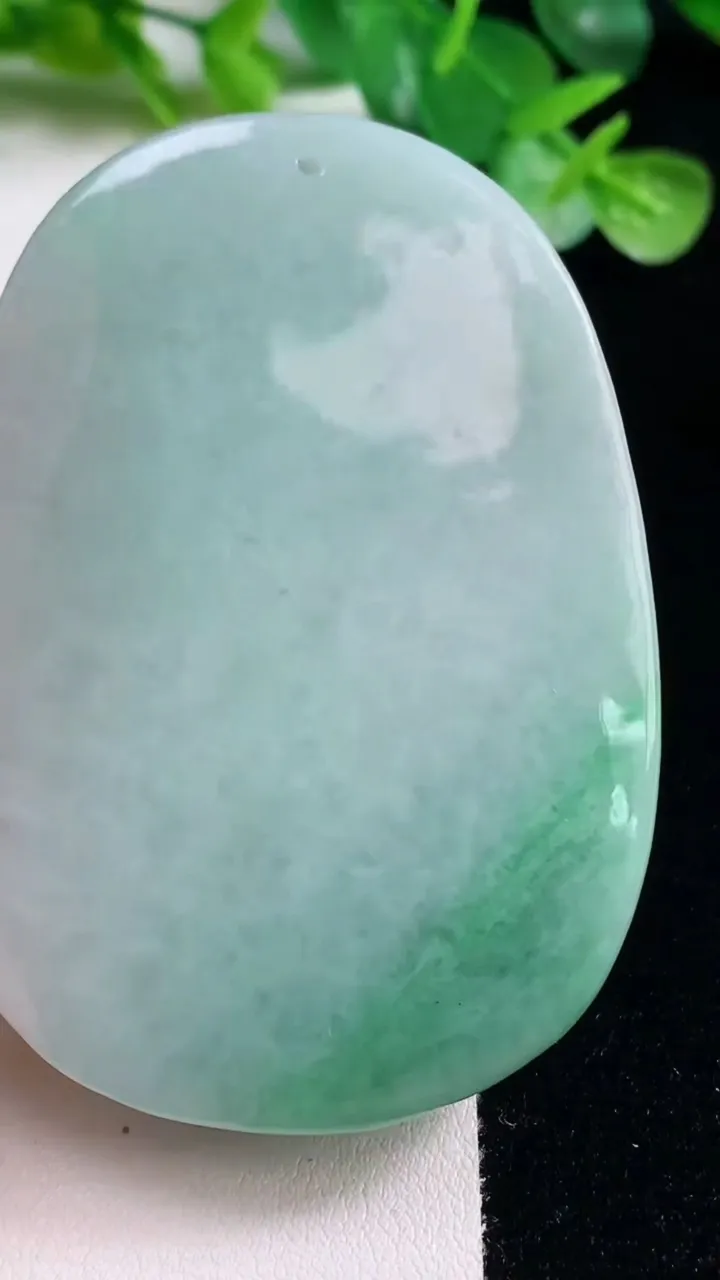 天然A货翡翠祥龙大势至菩萨吊坠，尺寸68.7-49.2-11，重量:77.24g
10月23日
