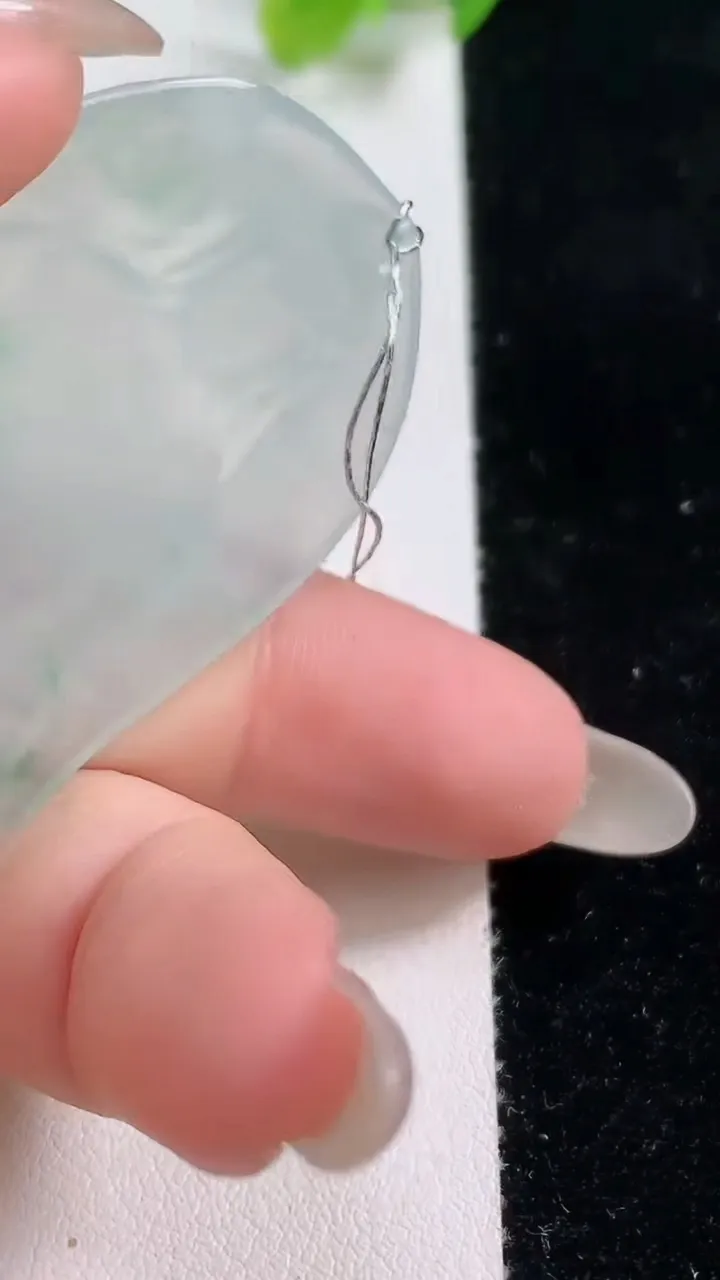 天然A货翡翠大势至菩萨吊坠，尺寸53.5-38.7-5.3，重量:20.95g
10月23日