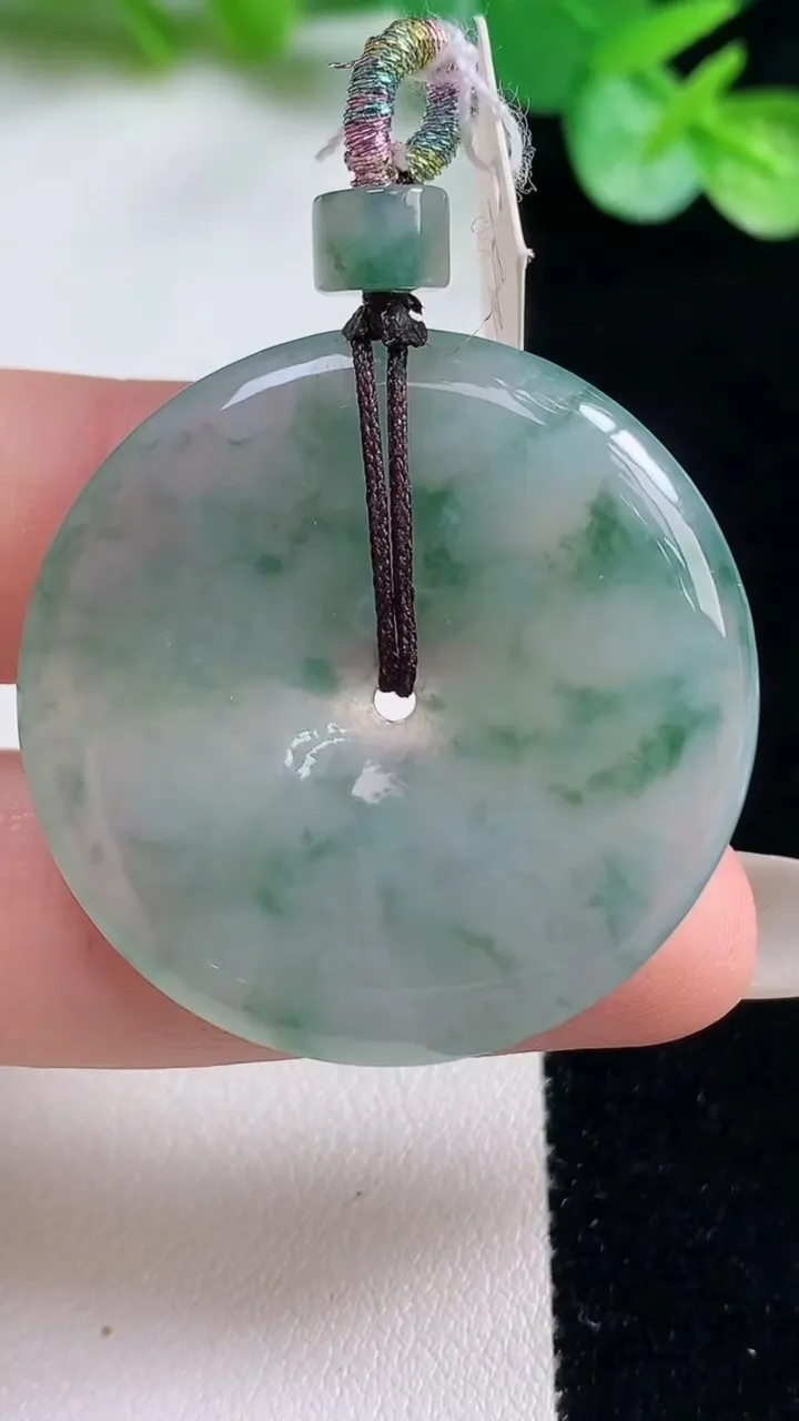 天然A货翡翠冰种飘花平安扣吊坠，尺寸35-4.8，重量:12.39g
10月23日