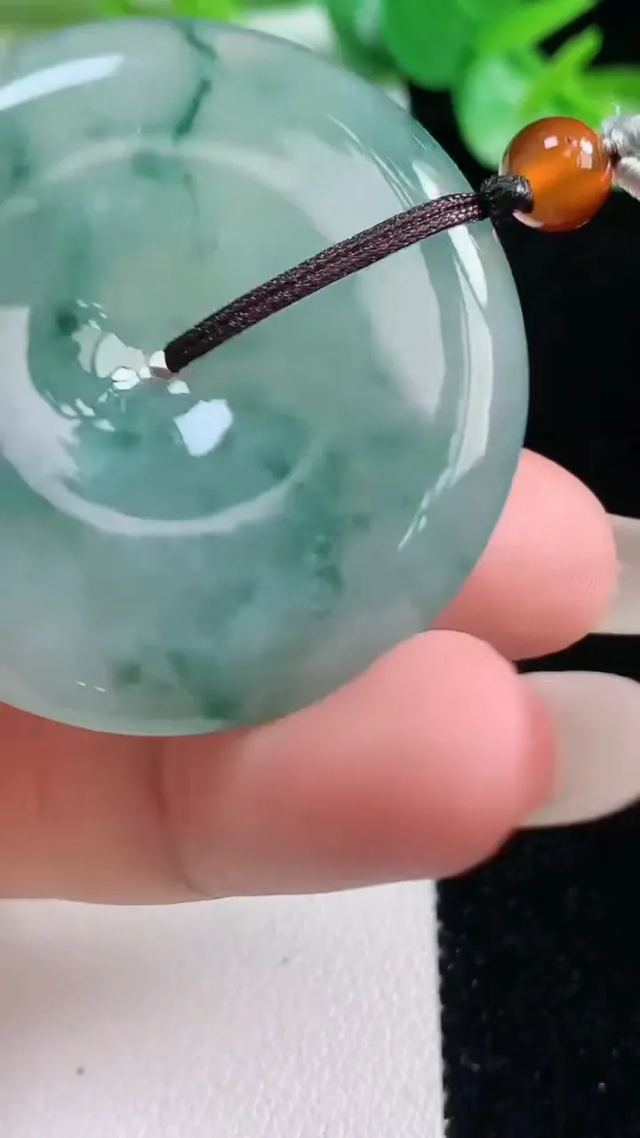 天然A货翡翠冰种飘花平安扣吊坠，尺寸39.6-6.6，重量:22.95g
10月23日
