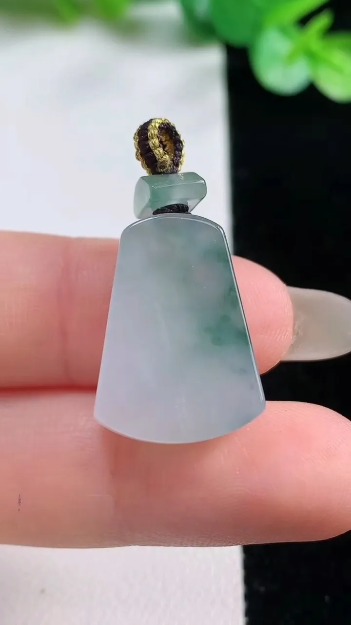 天然A货翡翠冰种飘花无事牌吊坠，尺寸21-15.6-5.4，重量:5.04g
10月23日