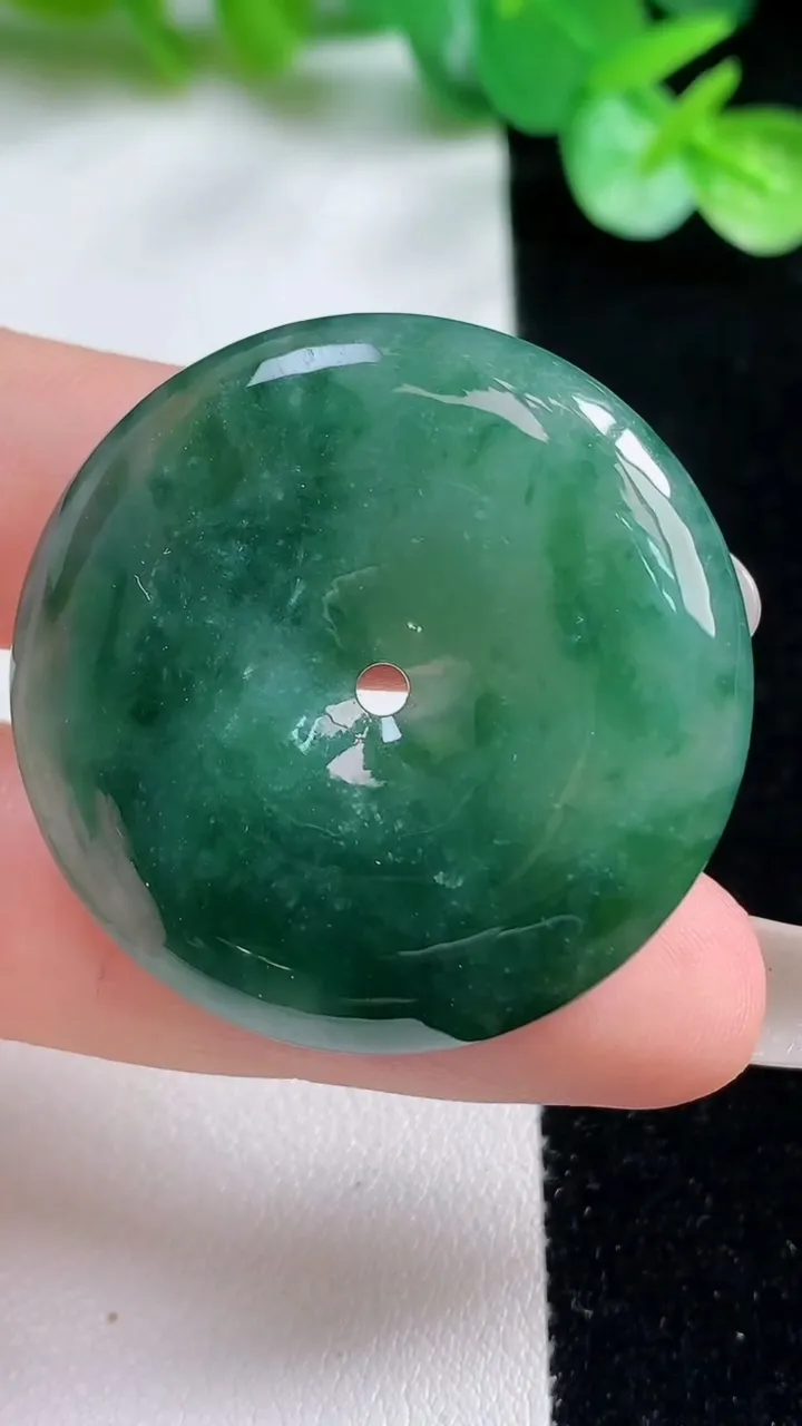 天然A货翡翠平安扣吊坠，尺寸35.8-6.2，重量:16.45g
10月23日