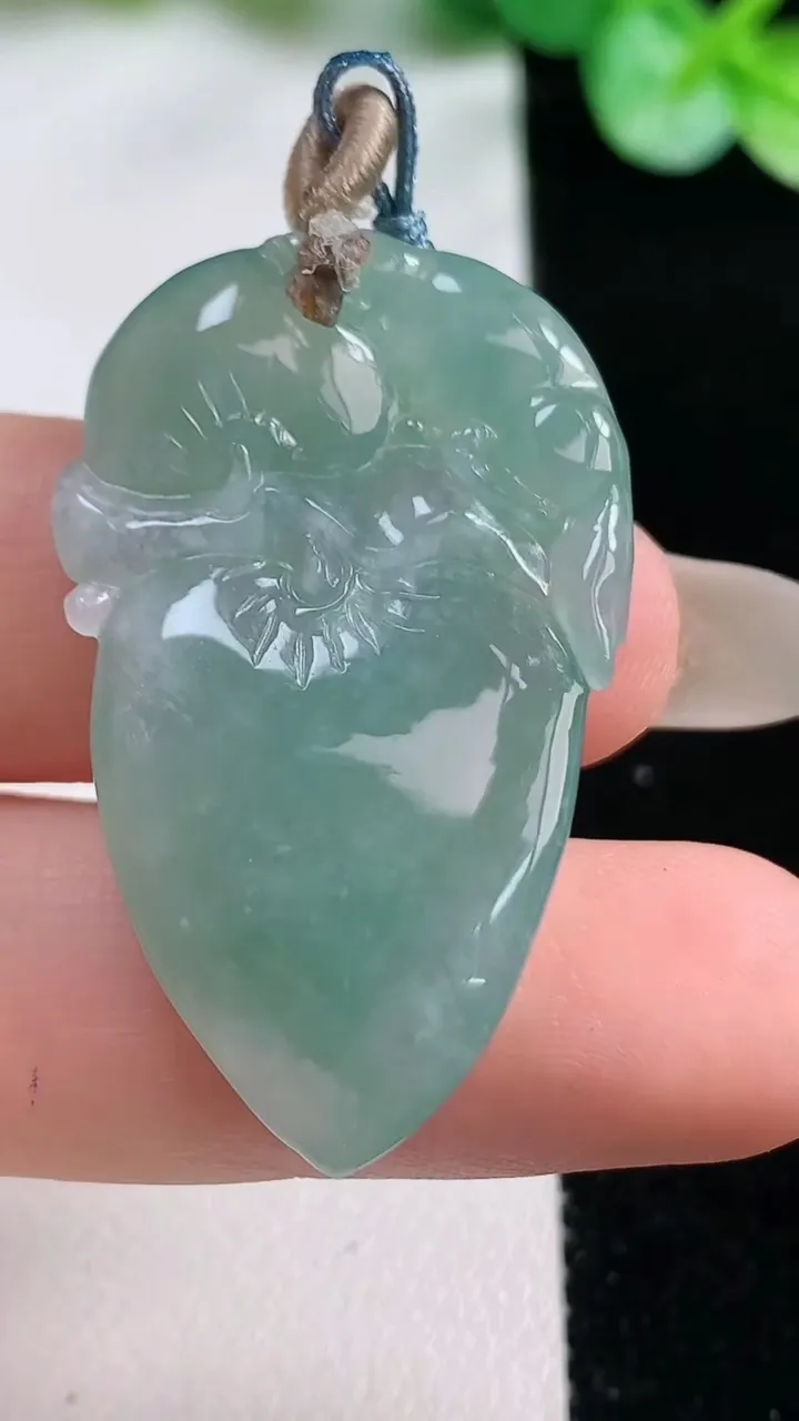 天然A货翡翠寿桃吊坠，尺寸35.5-18.8-5，重量:8.57g
10月23日