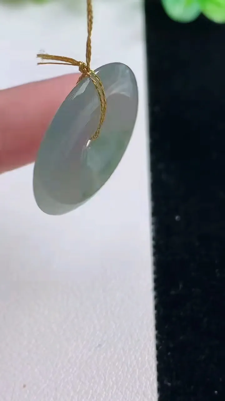 天然A货翡翠冰种飘花平安扣吊坠，尺寸25.7-4.4，重量:6.31g
10月23日
