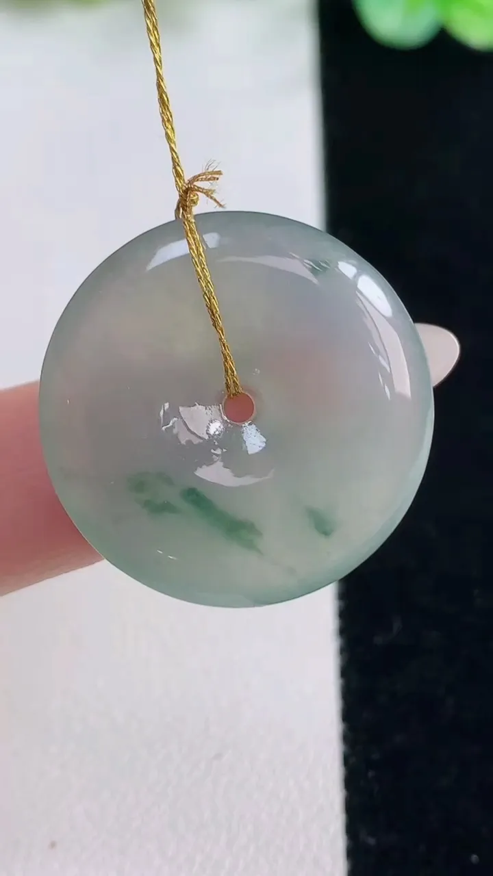 天然A货翡翠冰种飘花平安扣吊坠，尺寸25.7-4.4，重量:6.31g
10月23日