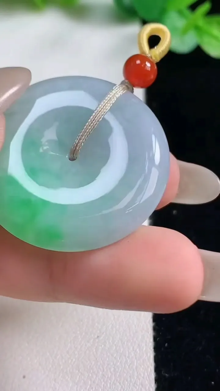 天然A货翡翠平安扣吊坠，尺寸31.7-8，重量:13.57g
10月23日