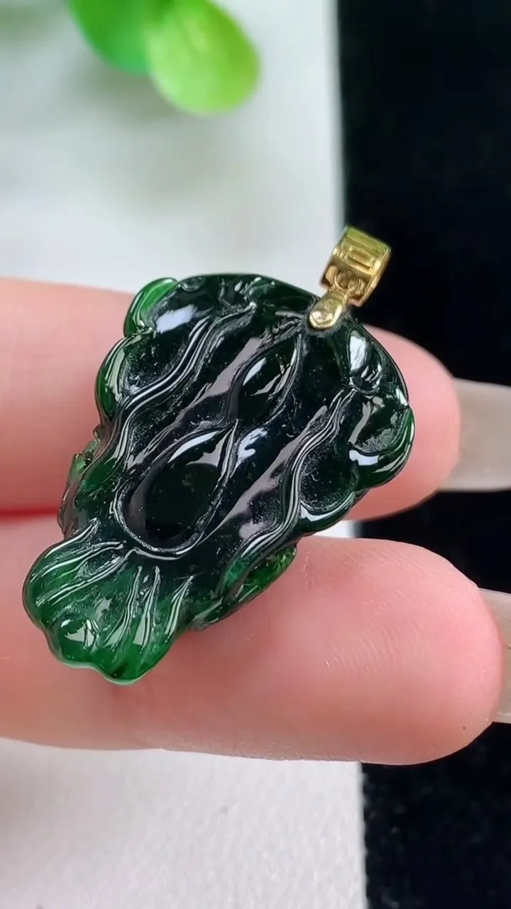 天然A货翡翠龙牌吊坠，尺寸26-17.6-10.5，重量:8.06g
10月23日