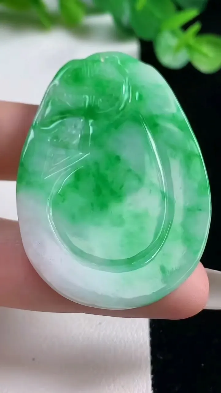 天然A货翡翠复古龙牌吊坠，尺寸50.4-35.3-3.9，重量:14.31g
10月23日