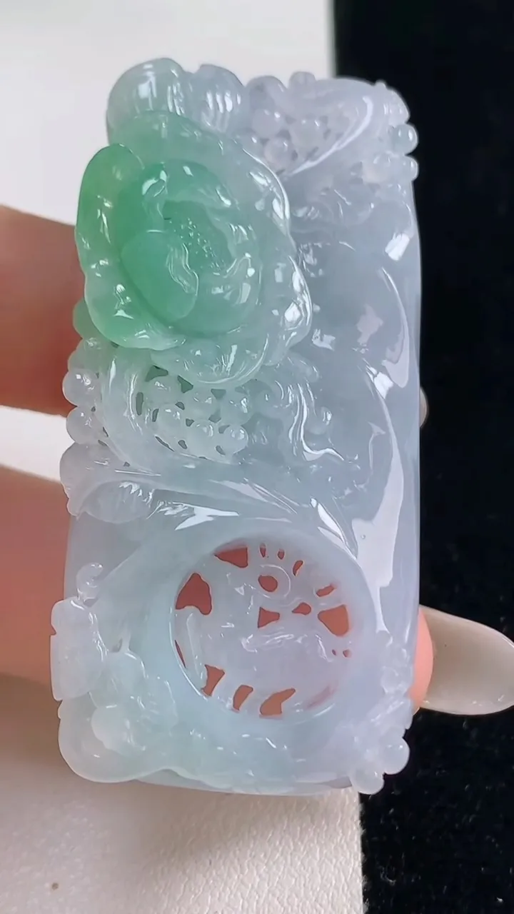 天然A货翡翠梅花鹿吊坠，尺寸54.2-26-11，重量:32.39g
10月23日