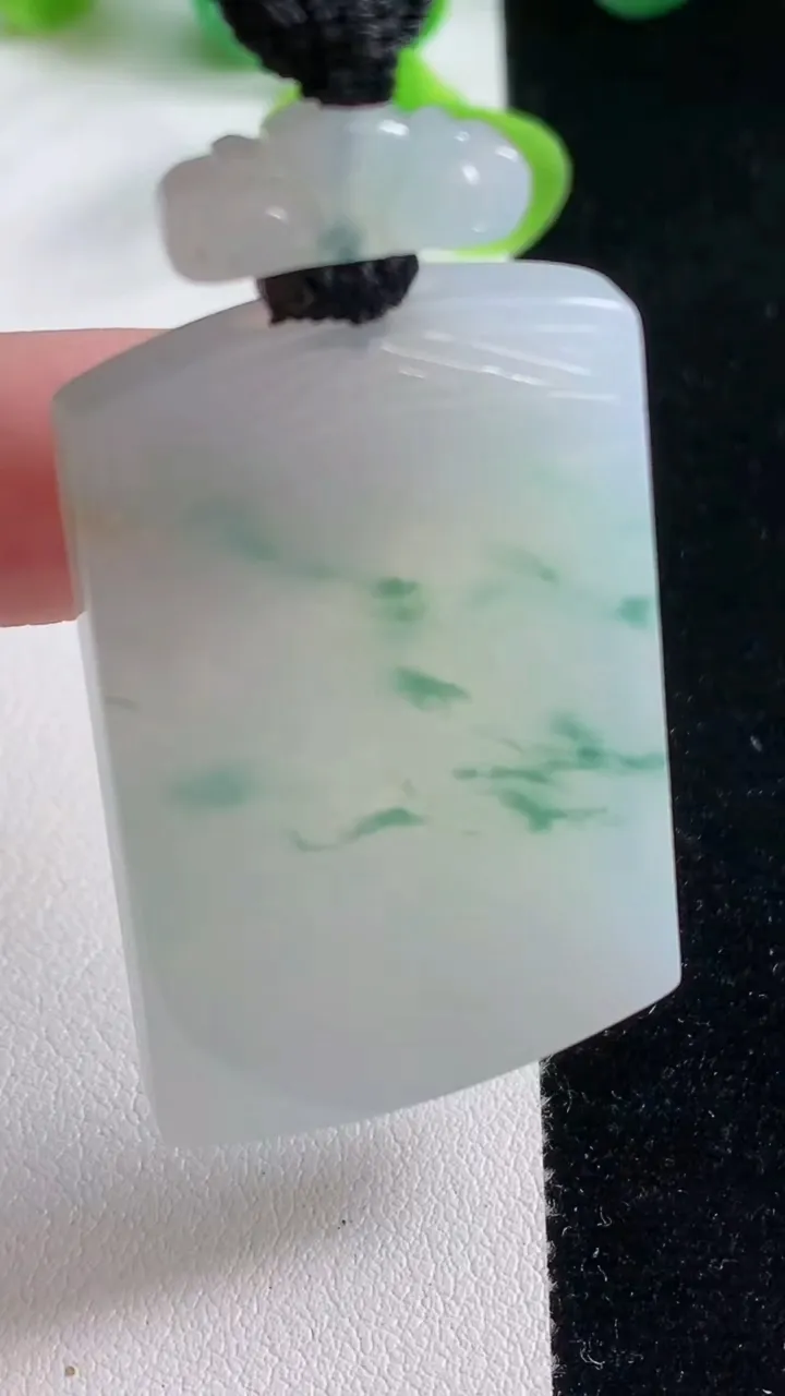 天然A货翡翠冰种飘花仿古无事牌吊坠，尺寸42.7-27-4.8，重量:20.93g
10月23日