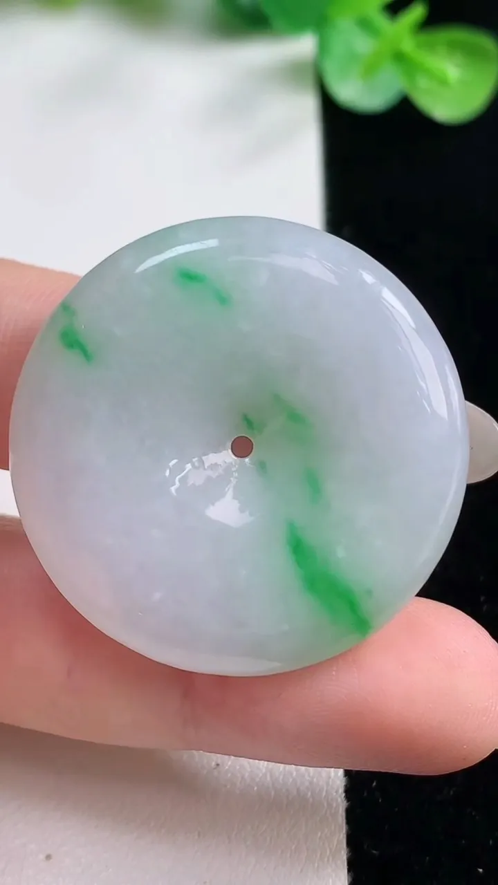 天然A货翡翠平安扣吊坠，尺寸34-5.7，重量:14.20g
10月23日