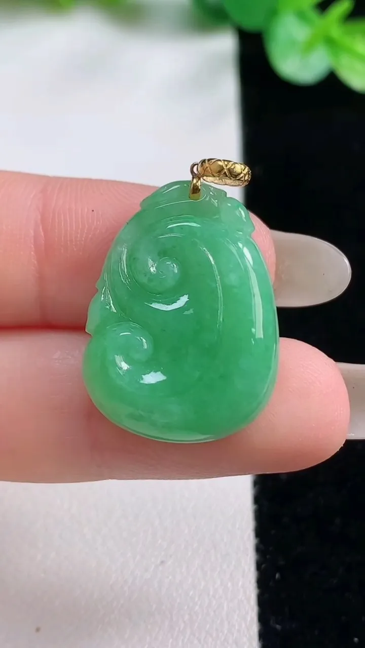 天然A货翡翠如意吊坠，尺寸23.4-17.5-5.2，重量:4.08g
10月23日
