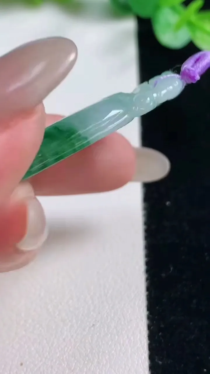 天然A货翡翠如意吊坠，尺寸51.7-24.3-6，重量:13.48g
10月23日