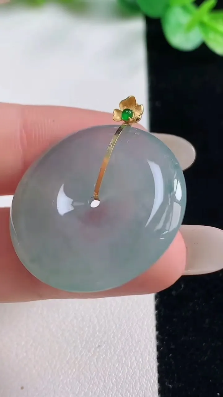 天然A货翡翠种飘花平安扣吊坠，尺寸28.2-4.6，重量:8.35g
10月23日
