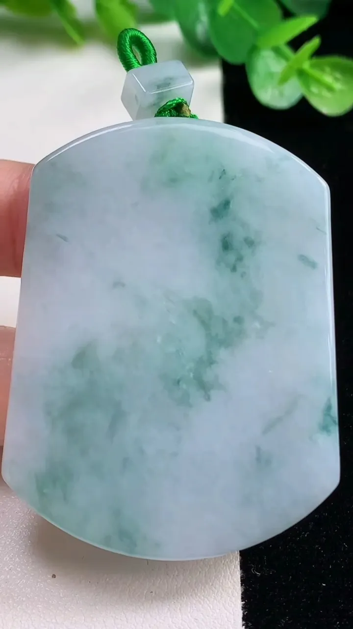 天然A货翡翠冰种飘花无事牌吊坠，尺寸54.3-41.7-5.2，重量:35.84g
10月23日