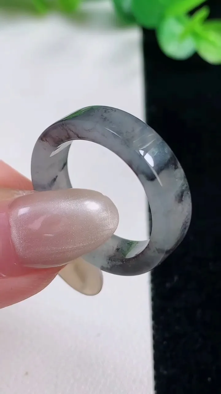 天然A货翡翠冰种乌鸡种指环戒指，尺寸19.7-5.6-2.9，重量:4.50g2025年10月23日