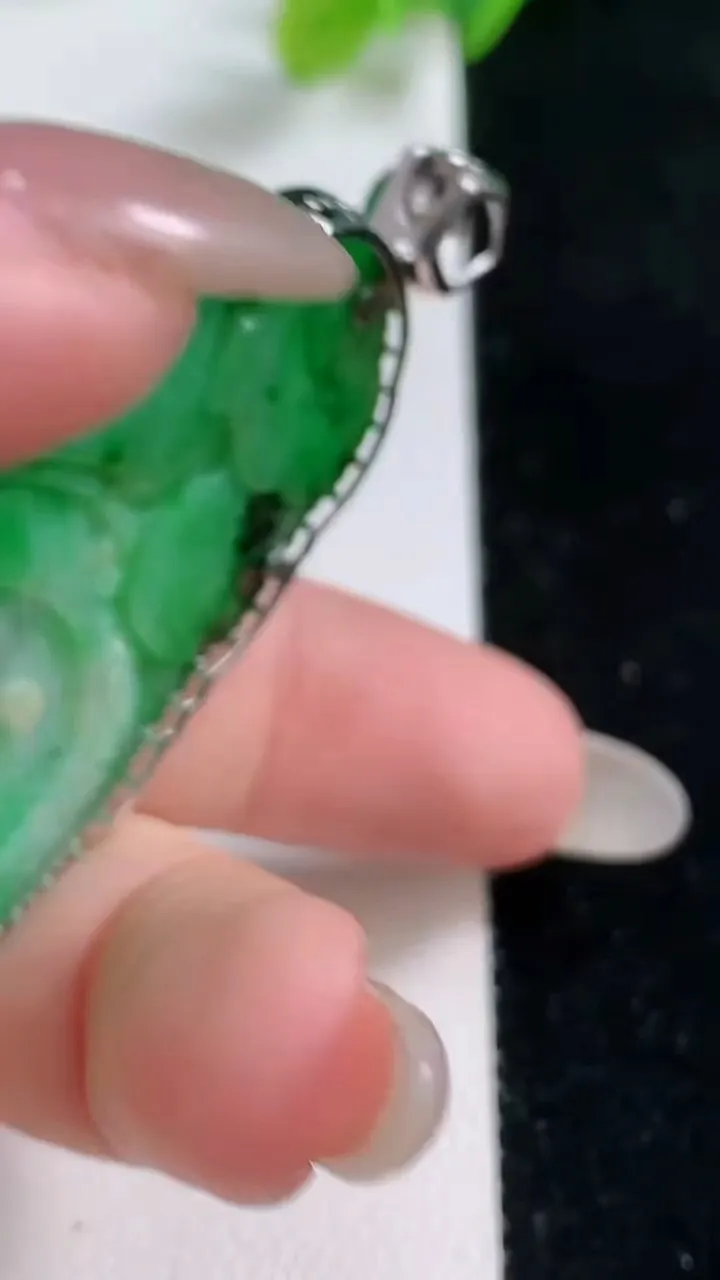 天然A货翡翠今非昔比 蜥蜴吊坠，尺寸49.3-35.6-8.4，重量:25.03g
10月23日