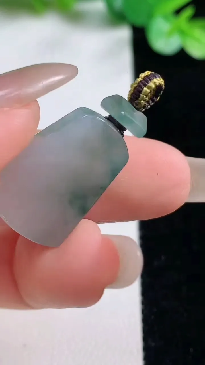 天然A货翡翠冰种飘花无事牌吊坠，尺寸21-15.6-5.4，重量:5.04g
10月23日