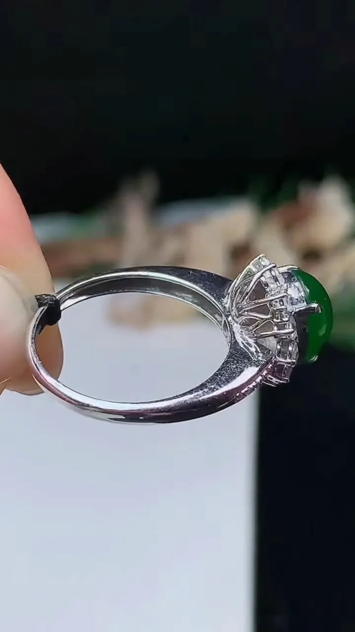 天然A货翡翠蛋面戒指，尺寸17-8.6-8，重量:3.47g2025年10月23日
工厂直销收藏佳品,种好水足，色泽均匀，有种有色，上手高大气！