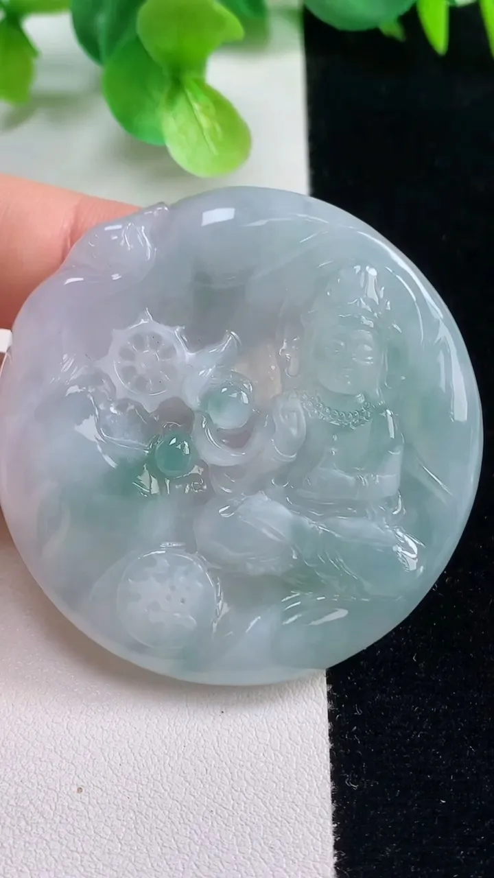 天然A货翡翠大势至菩萨吊坠，尺寸50.8-5.8，重量:29.28g
10月23日