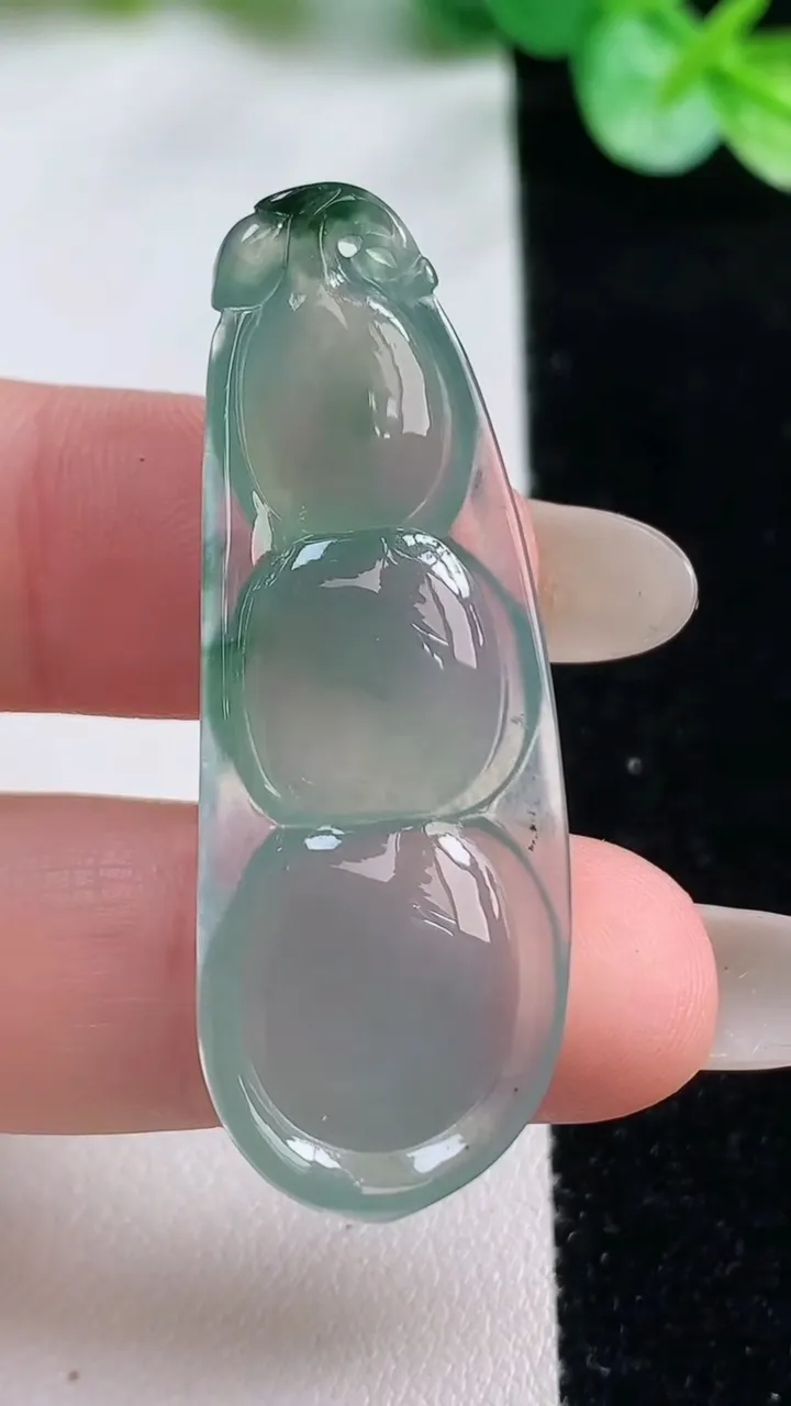 天然A货翡翠冰种飘花福豆吊坠，尺寸44.5-16.3-5.2，重量:5.99g
10月23日