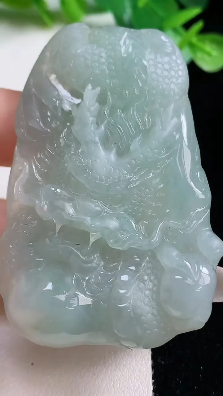 天然A货翡翠龙牌吊坠，尺寸61.5-43-10.4，重量:52.46g
10月23日