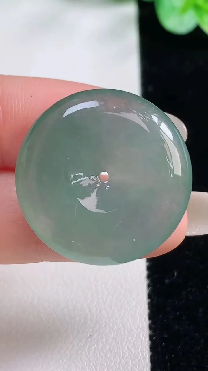 天然A货翡翠平安扣吊坠，尺寸25.6-6，重量:9.08g
10月23日