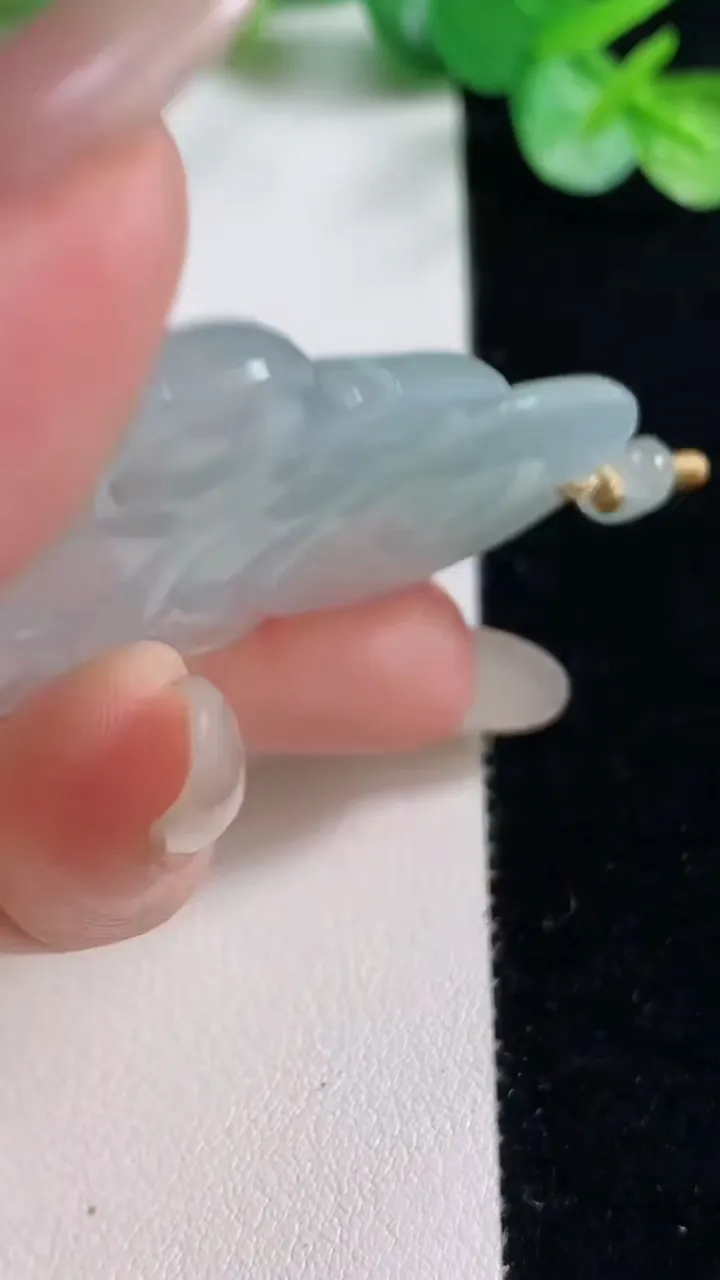 天然A货翡翠观音菩萨吊坠，尺寸52-33-5.4，重量:15.83g
10月23日