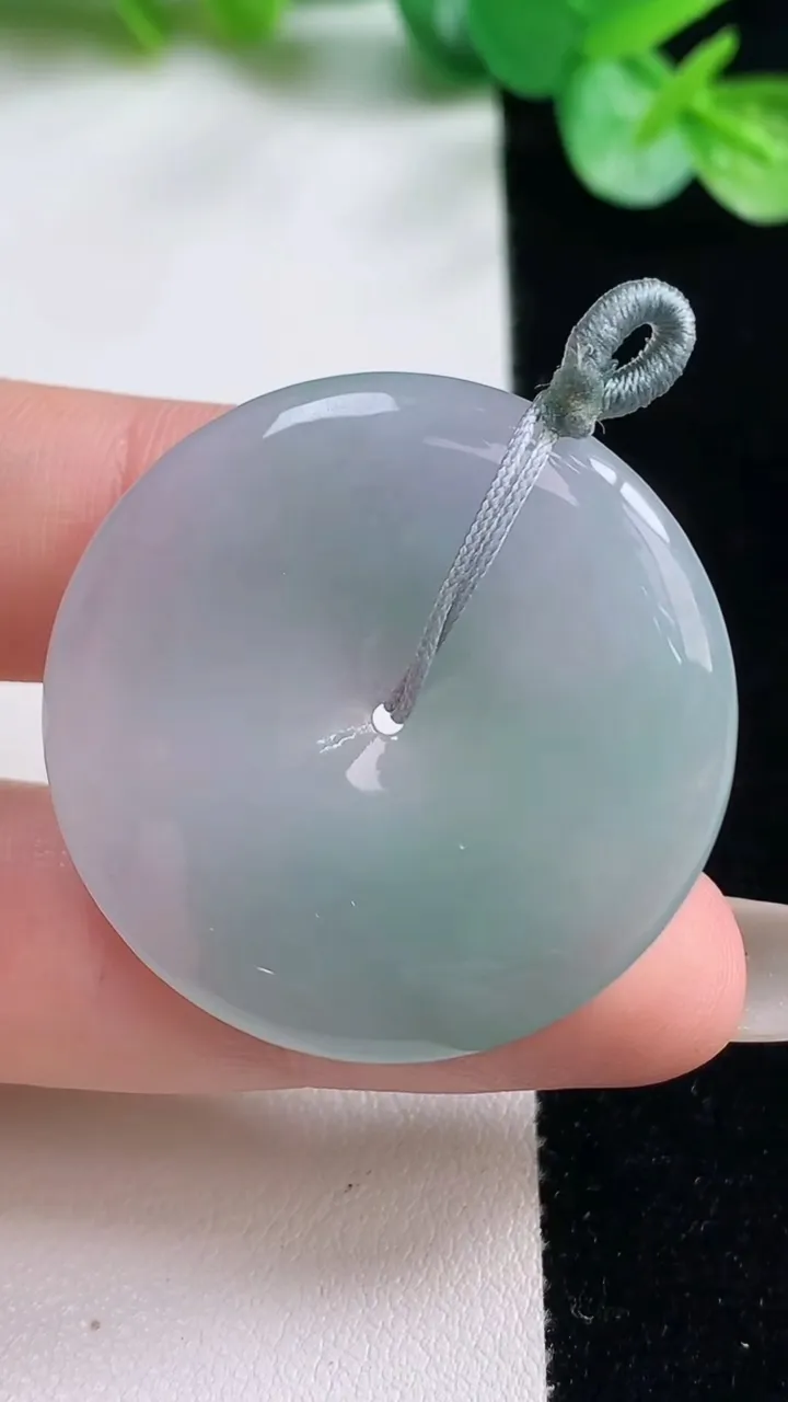 天然A货翡翠平安扣吊坠，尺寸34.9-5.4，重量:13.77g
10月23日
