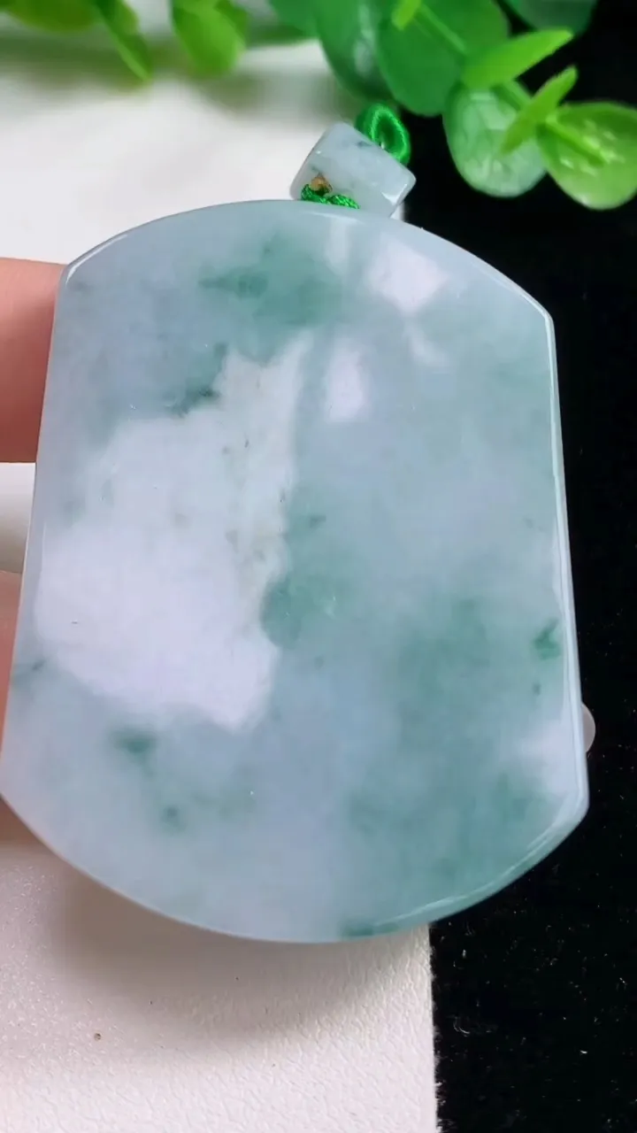 天然A货翡翠冰种飘花无事牌吊坠，尺寸54.3-41.7-5.2，重量:35.84g
10月23日